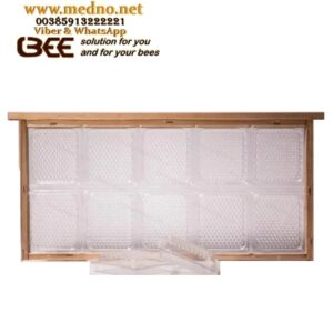 Plastične prozirne satne osnove od prehrambene plastike koje ne treba premazati voskom! Plastic foundations that need no wax coating! Plastic transparent bee foundations made of food-grade plastic that do not need to be coated with wax Kunststoff ( Mittelwände ) transparente Bienenfundamente aus lebensmittelechtem Kunststoff, die nicht mit Wachs beschichtet werden müssen Fondotinta in plastica trasparente a forma di ape in plastica alimentare che non necessita di essere ricoperta di cera Bases de plástico transparente para abejas hechas de plástico apto para alimentos que no necesitan ser recubiertas con cera