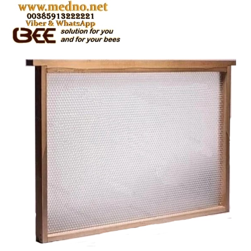 Plastična prozirna / PVC satna osnova DB (Dadan-blat ) od PREHRAMBENE PLASTIKE – Polypropylene Plastične prozirne satne osnove od prehrambene plastike koje ne treba premazati voskom! Plastic foundations that need no wax coating Plastic transparent bee foundations made of food-grade plastic that do not need to be coated with wax Mittelwände ( Kunststoff ) transparente Bienenfundamente aus lebensmittelechtem Kunststoff, die nicht mit Wachs beschichtet werden müssen Fondotinta in plastica trasparente a forma di ape in plastica alimentare che non necessita di essere ricoperta di cera Bases de plástico transparente para abejas hechas de plástico apto para alimentos que no necesitan ser recubiertas con cera