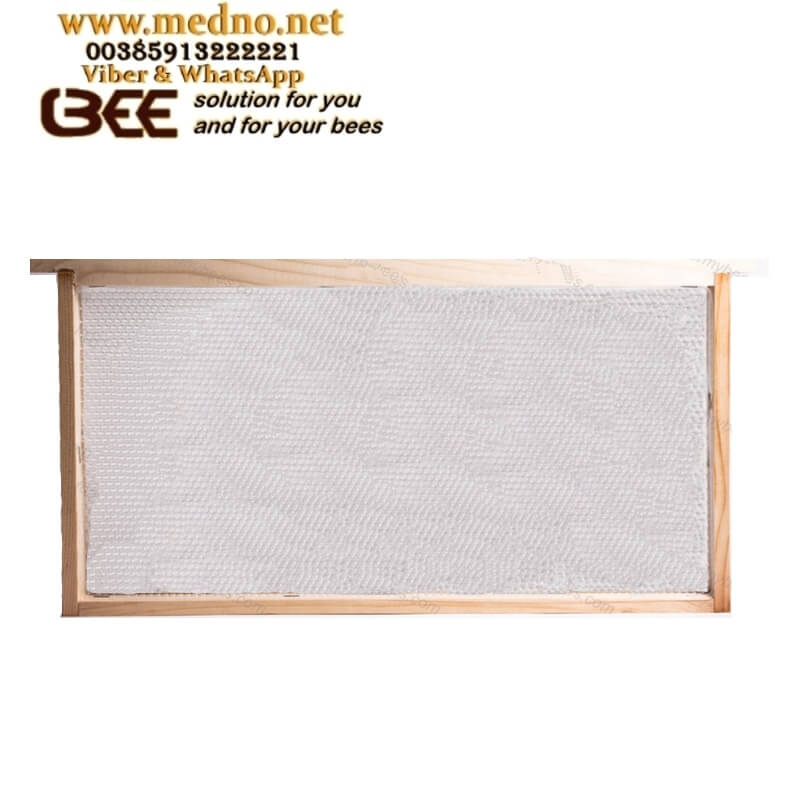 Plastična prozirna / PVC satna osnova LR (Langstroth ) od PREHRAMBENE PLASTIKE - Polypropylene Plastične prozirne satne osnove od prehrambene plastike koje ne treba premazati voskom prije upotrebe ! Plastic transparent bee foundations made of food-grade plastic that do not need to be coated with wax before use ! Mittelwände ( Kunststoff ) transparente Bienenfundamente aus lebensmittelechtem Kunststoff, die nicht mit Wachs beschichtet werden müssen Fondotinta in plastica trasparente a forma di ape in plastica alimentare che non necessita di essere ricoperta di cera Bases de plástico transparente para abejas hechas de plástico apto para alimentos que no necesitan ser recubiertas con cera